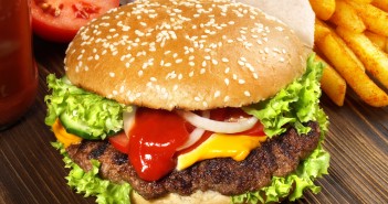 Cheeseburger mit Pommes Frites