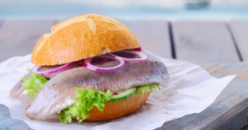 Matjesbrötchen auf einem Teller vor der Nordsee